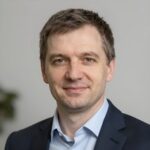 Профессиональный портрет уверенного российского бизнесмена на нейтральном фоне для сайта строительной компании